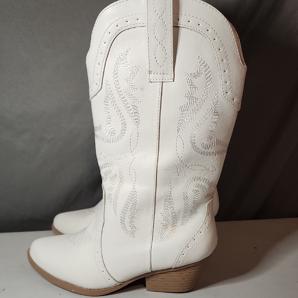 Sugar NWT White Embroidered Heeled Boots